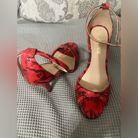 Heels - Picture 4 of 4